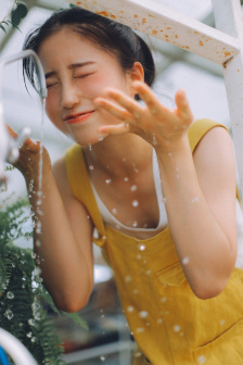 一面亲着一面膜胸口